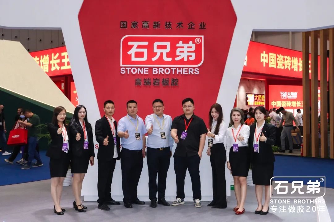 吸睛模特展示產(chǎn)品秀，石兄弟人氣燃爆亞洲最大陶瓷展！